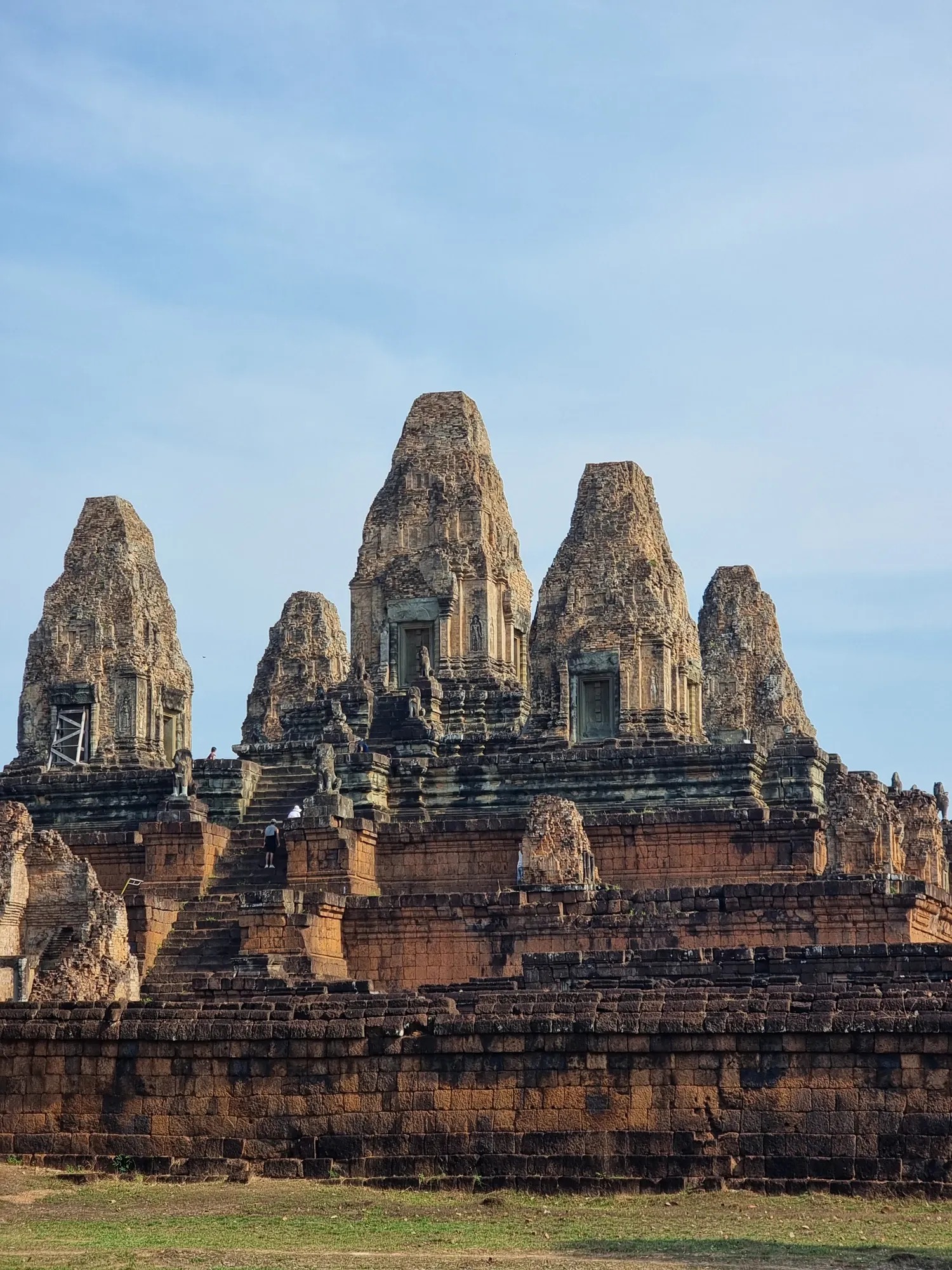 Les tours de Pre Rup, en briques et en latérite, au sommet de leur pyramide, sous un ciel bleu