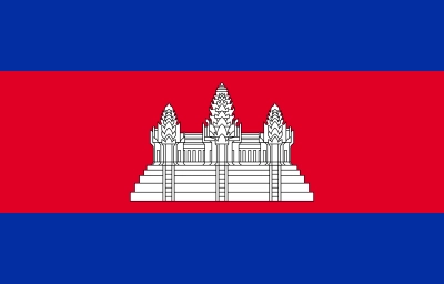 Le drapeau du Cambodge : une large bande rouge entre deux bandes bleues, avec en son centre le temple d'Angkor Wat dessiné en blanc