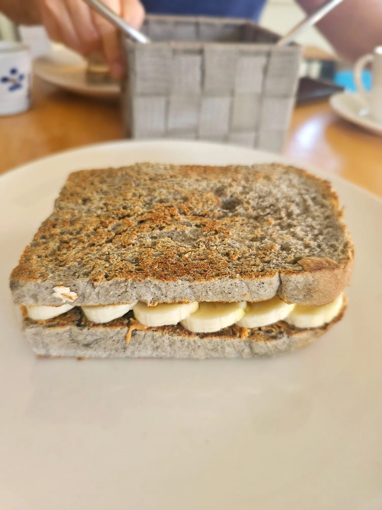 Le toast banane peanut butter du CV Café, à Kampot : deux tranches de pain grillé garnies de rondelles de banane et de beurre de cacahuète