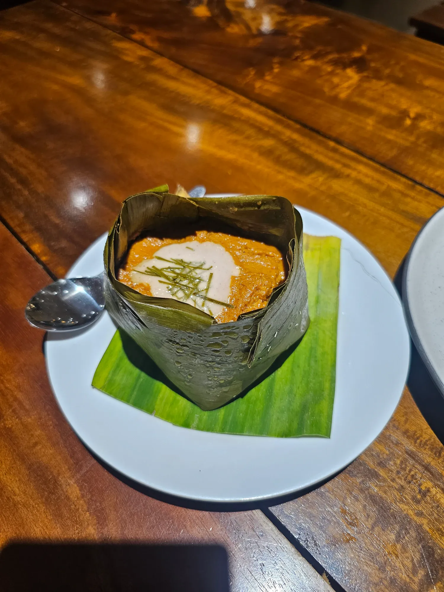 Un amok de poisson, plat traditionnel khmer, servi dans sa feuille de bananier