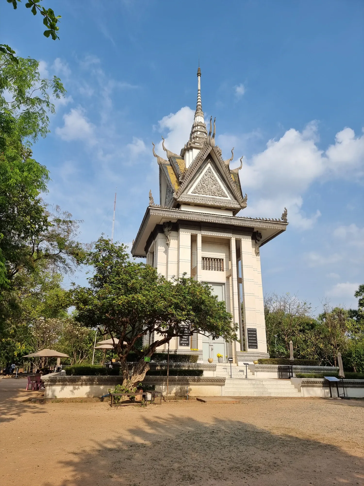 Le stupa mémorial du site de Choeung Ek, dont un drap masque l'intérieur