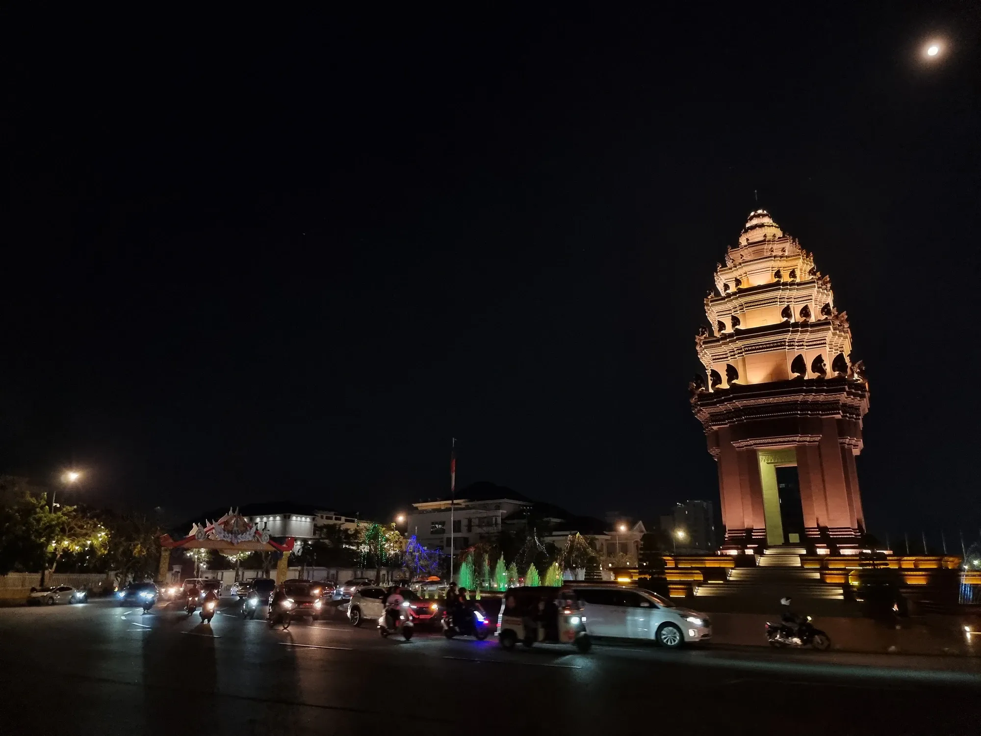 Le Monument de l'Indépendance de Phnom Penh illuminé en soirée