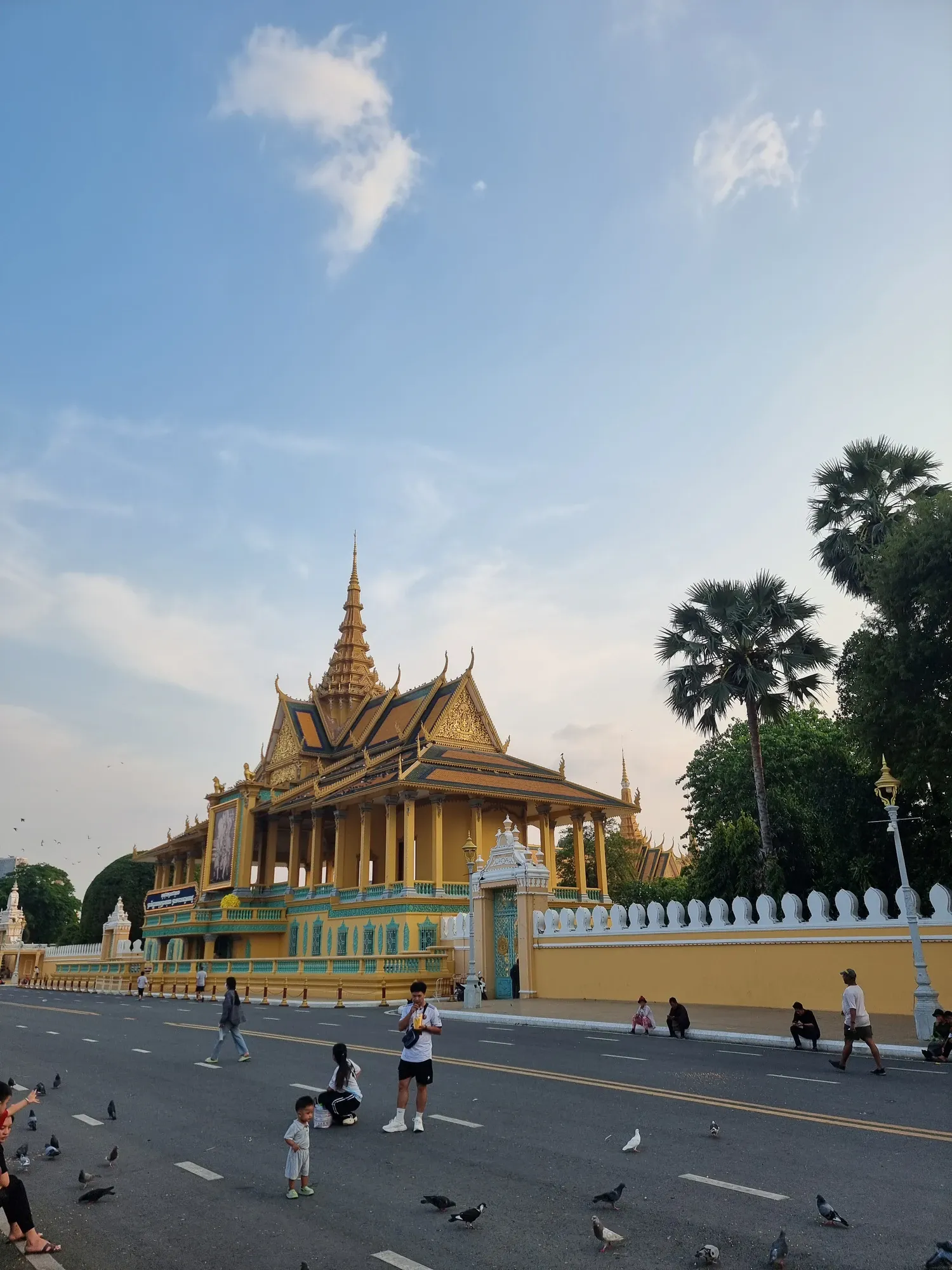 Le Palais Royal de Phnom Penh vu depuis le boulevard, portes fermées