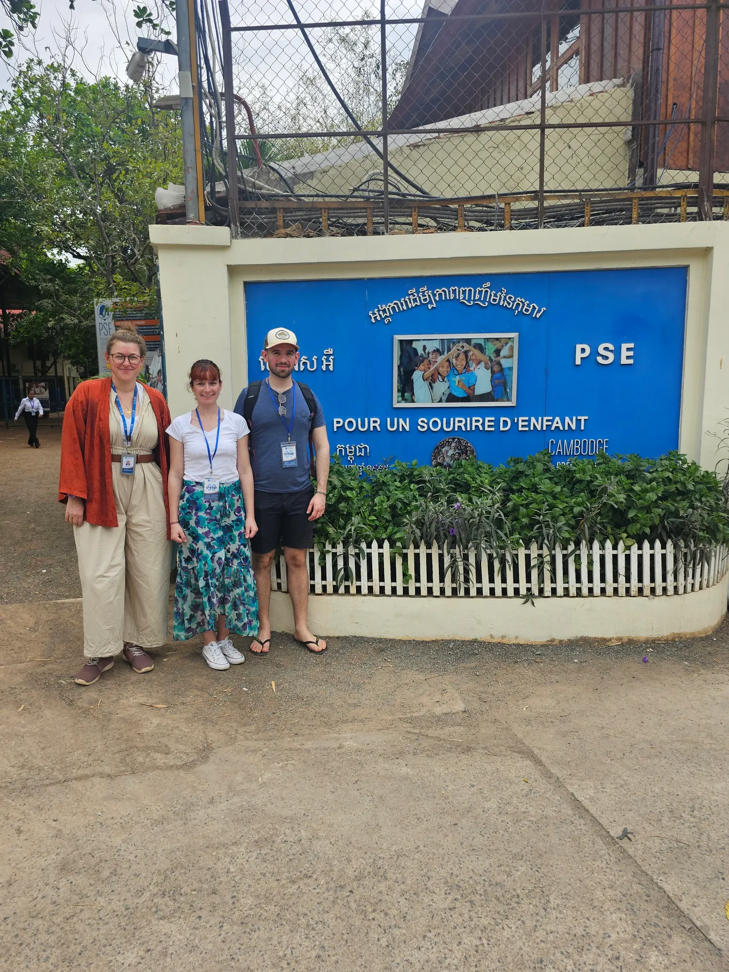 Devant l'entrée de l'école de l'ONG Pour un Sourire d'Enfant, à Phnom Penh