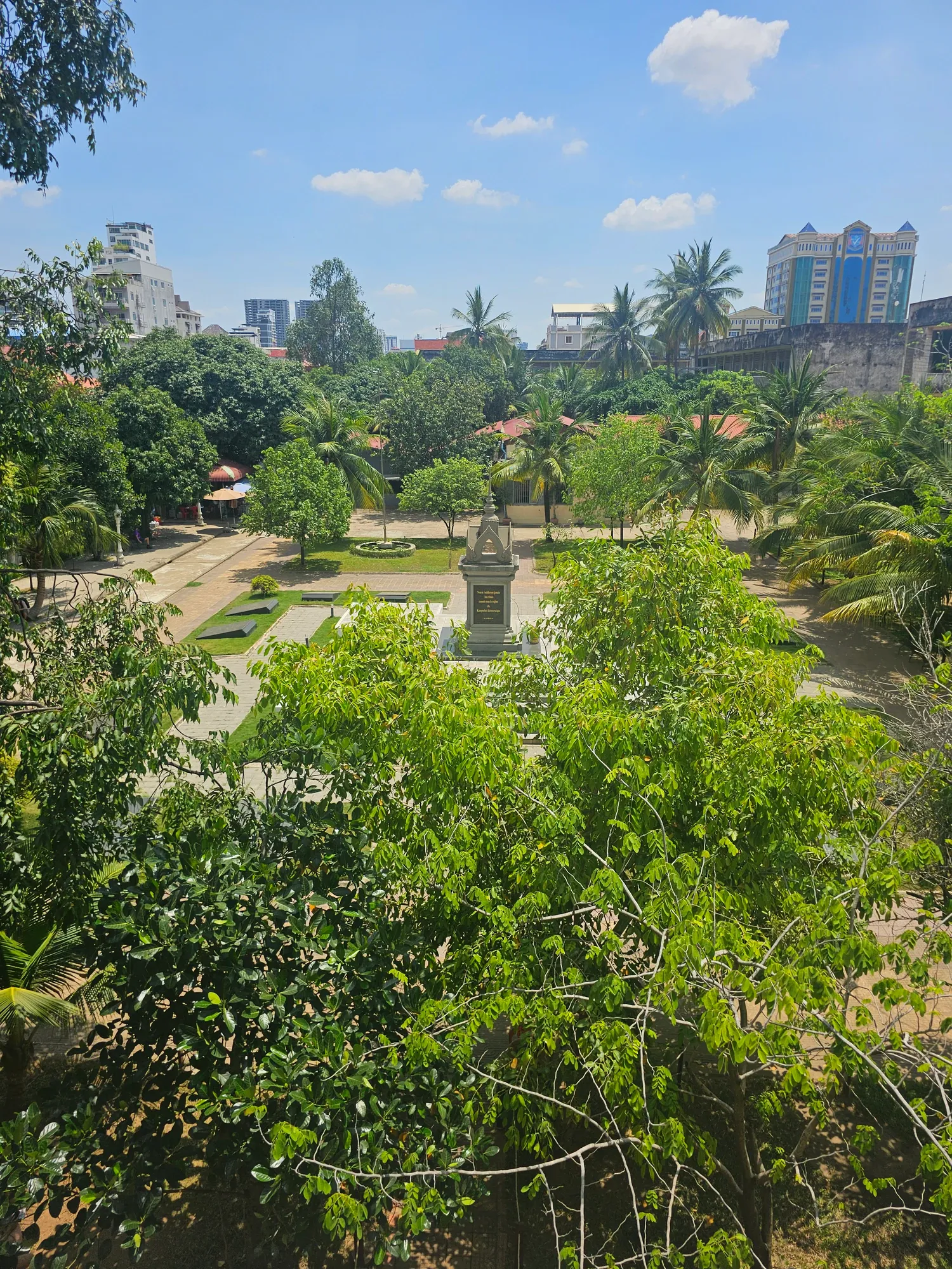 La cour de l'ancienne prison S-21 et sa stèle, vue depuis l'étage, au musée de Tuol Sleng