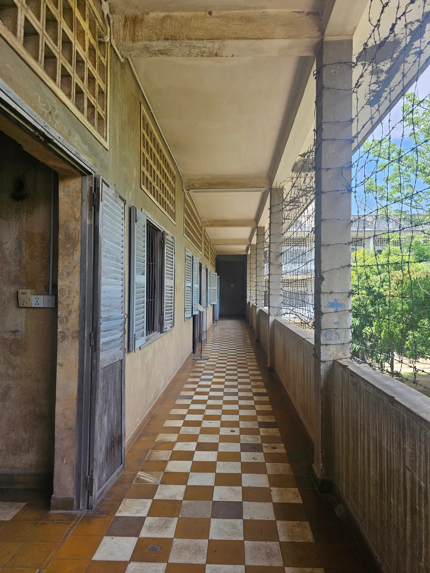 La galerie barbelée qui longe les cellules de l'ancienne prison S-21, au musée du génocide de Tuol Sleng