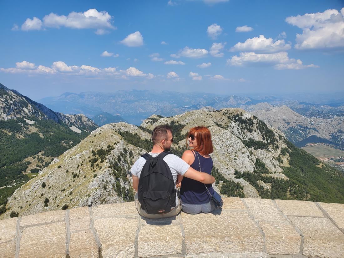 Assis sur le belvédère du mont Lovćen