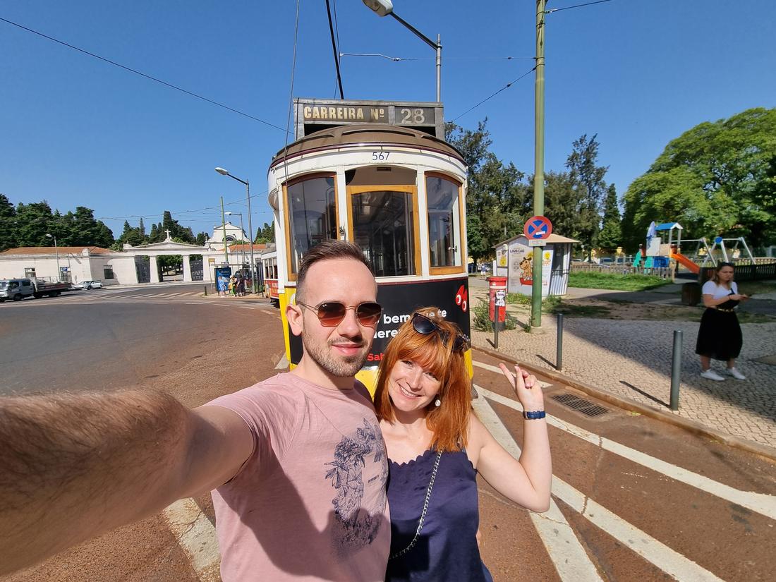 Devant le tram 28 à Lisbonne