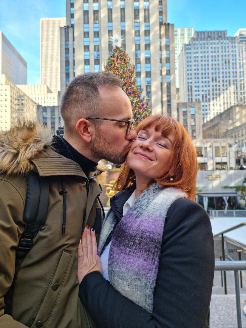 Bisou devant le sapin du Rockefeller Center