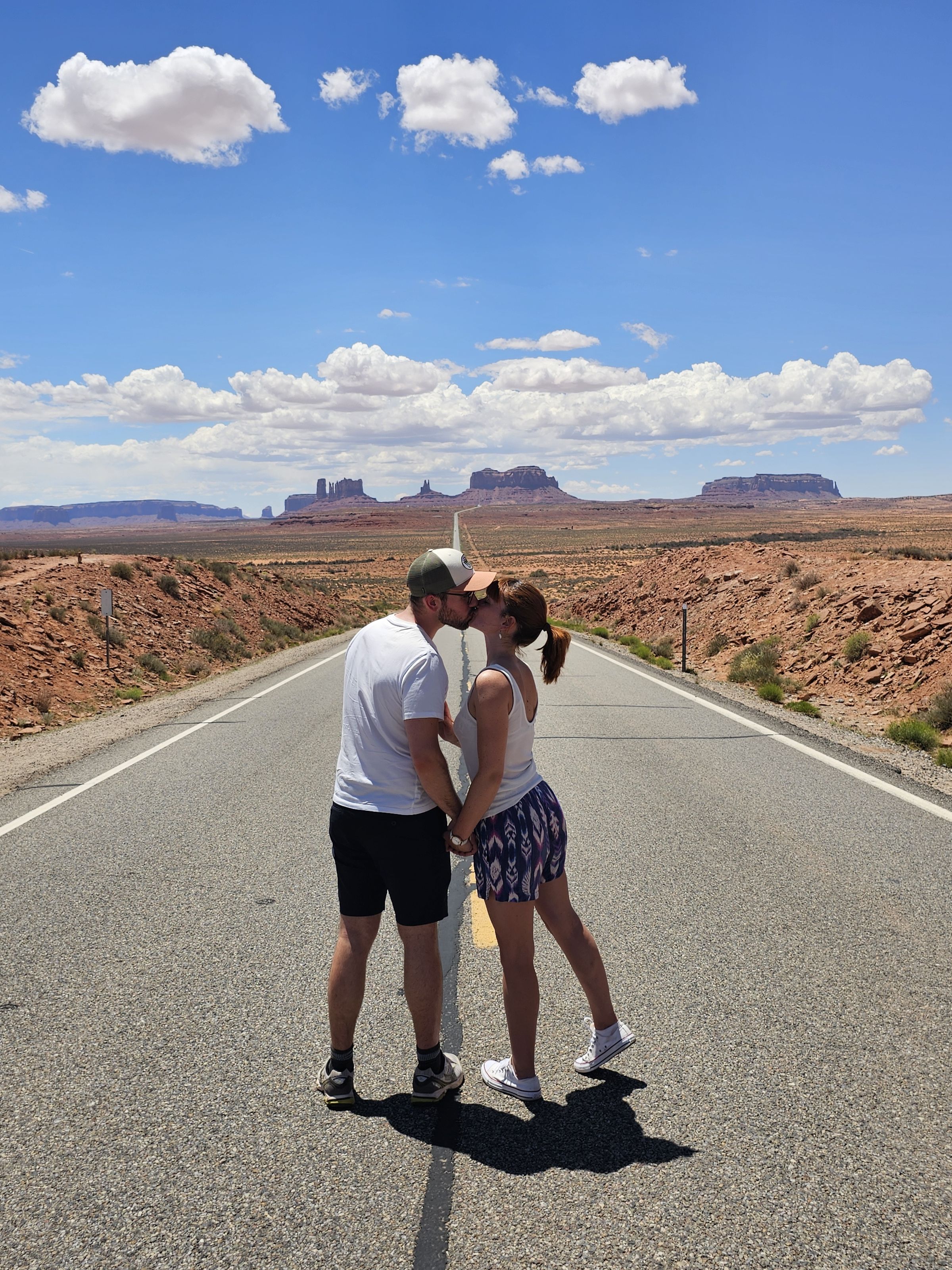 Le baiser au milieu de la route de Monument Valley