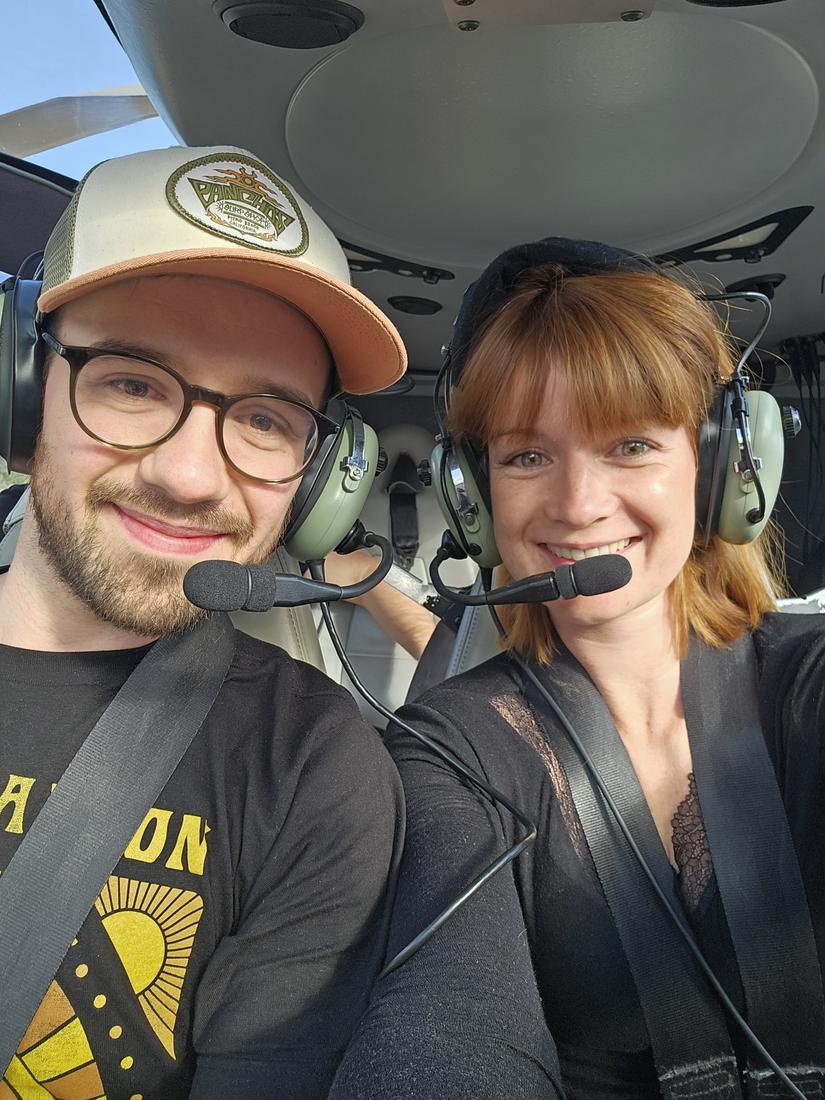 Casques sur la tête dans l'hélicoptère