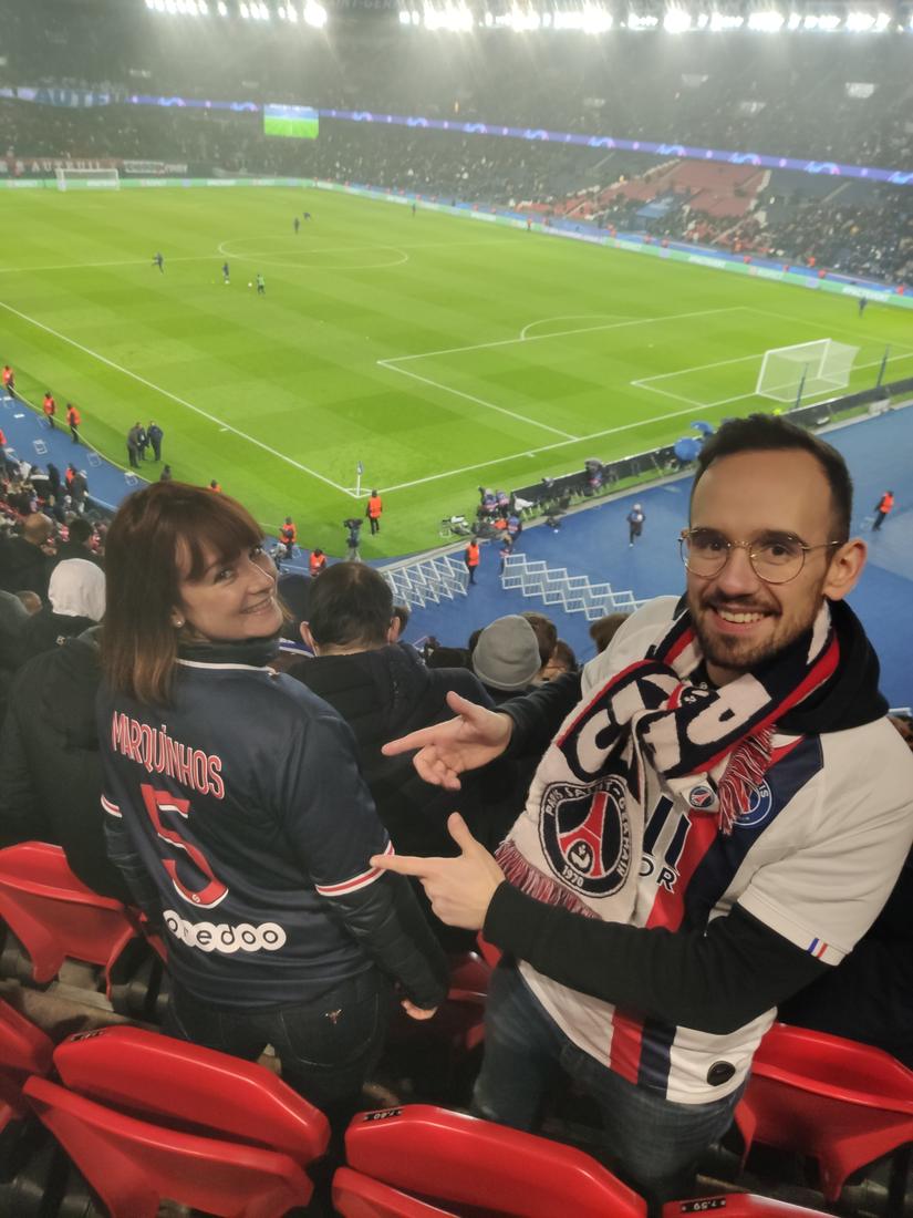 Antoine et Ségolène en maillots du PSG au Parc des Princes